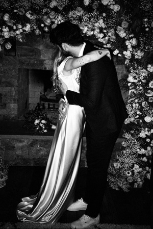 Майли Сайрус опубликовала новые снимки со свадьбы с Лиамом Хемсвортом