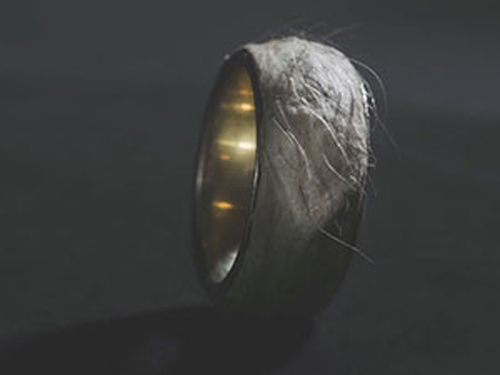 Исландец создал перстень из собственной кожи