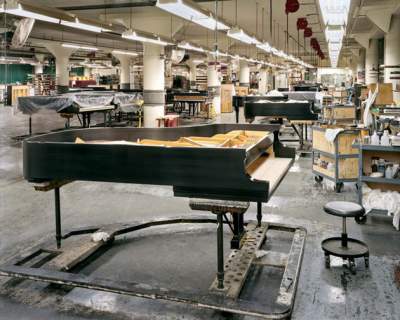 Фотограф показал, как создают дорогие фортепиано. Фото