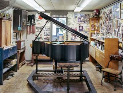 Фотограф показал, как создают дорогие фортепиано. Фото