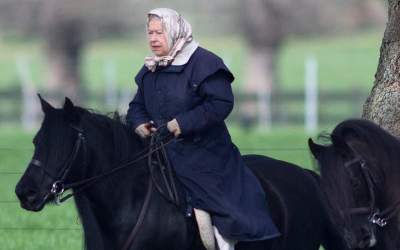 92-летняя Елизавета II прокатилась на лошади. Фото