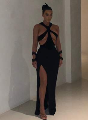 Ким Кардашьян появилась на публике в "обнаженном" платье