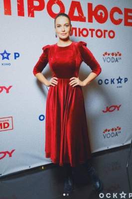 Даша Астафьева подчеркнула фигуру бархатным платьем