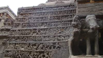 Невероятный индийский храм, высеченный в скале. Фото