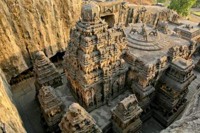 Невероятный индийский храм, высеченный в скале. Фото