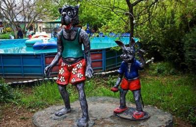 Можно пугать малышей: странные «украшения» на детских площадках 