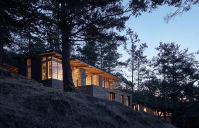 Уникальный дом, построенный на склоне в заповеднике. Фото
