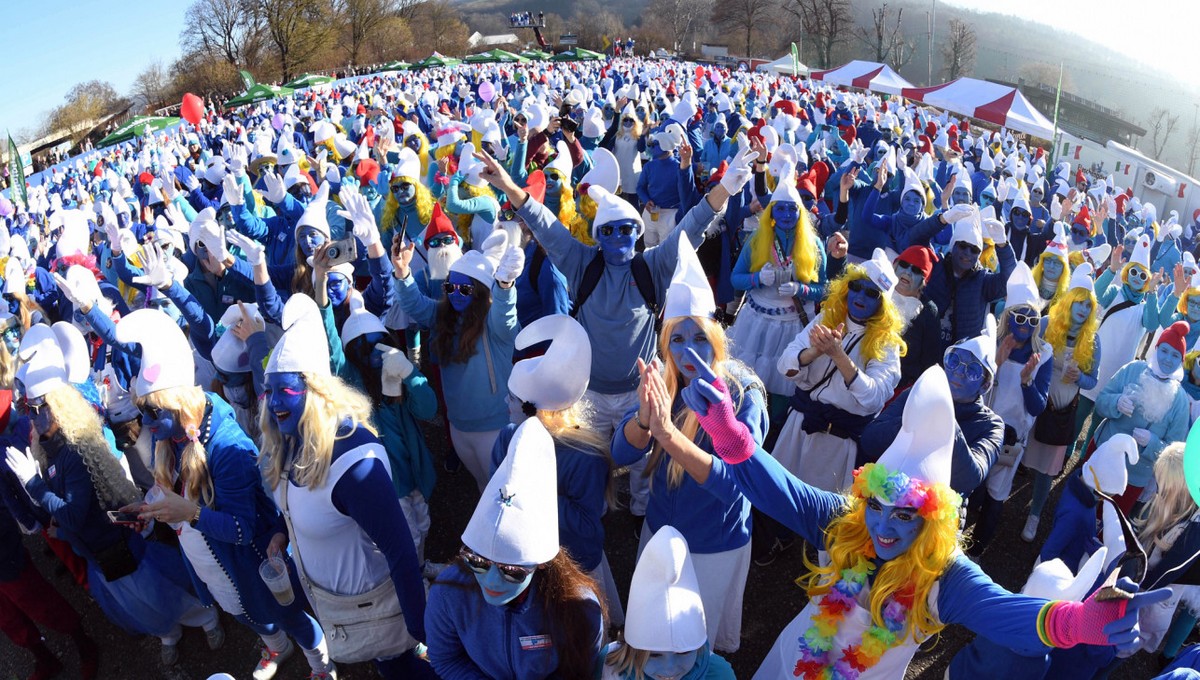 В Германии собрались более 2700 Смурфиков