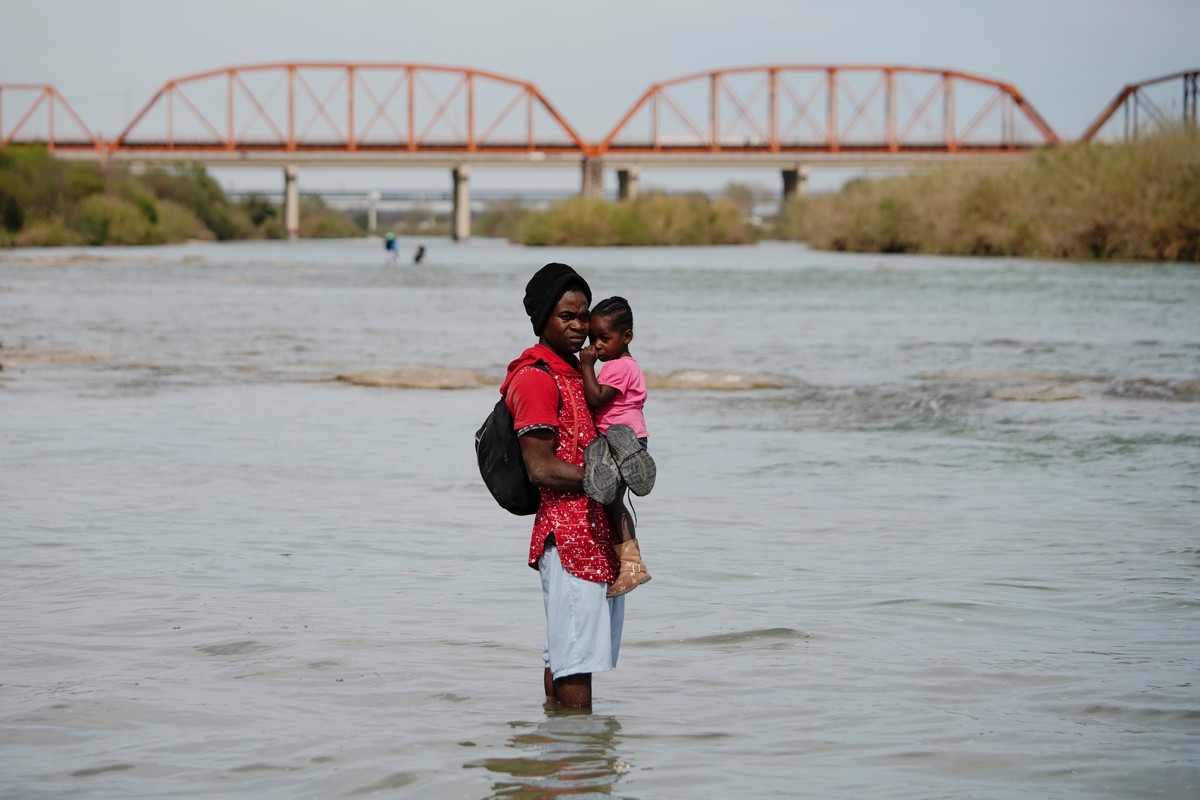 Американские пограничники ловят в реке Рио-Гранде мексиканцев