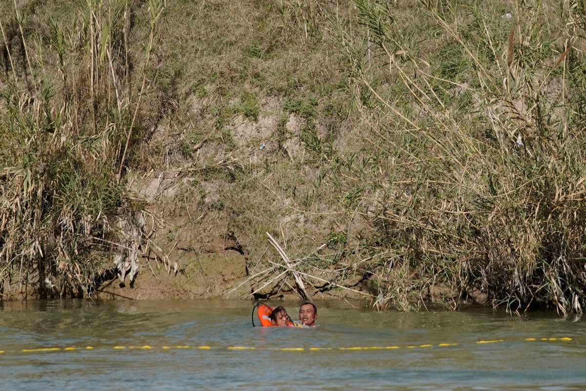 Американские пограничники ловят в реке Рио-Гранде мексиканцев