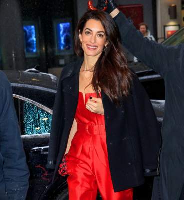 Жена Джоржда Клуни похвасталась фигурой в стильном комбинезоне