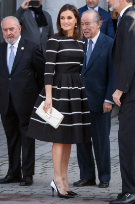 Королева Испании подчеркнула талию элегантным платьем. Фото
