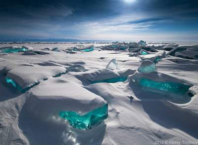 Ледяные пейзажи, демонстрирующие красоту зимы. Фото