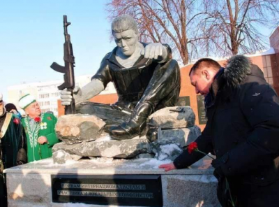 В Сети высмеяли памятник российским оккупантам, похожий на Халка