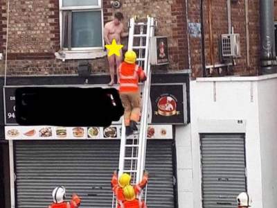 Сходил на массаж: спасатели снимали с крыши мужчину без одежды