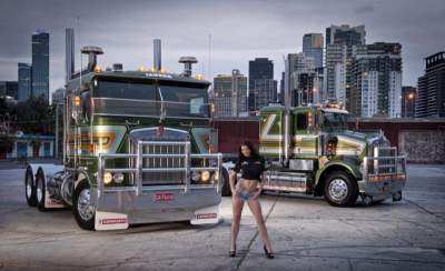 Девушки на фоне классических американских грузовиков. Фото