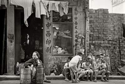 Пестрая жизнь Гонконга в черно-белых снимках. Фото