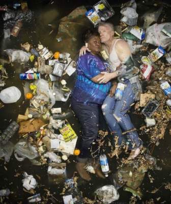 Необычный фотопроект, показывающий людей среди гор мусора. Фото