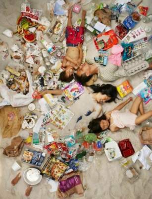 Необычный фотопроект, показывающий людей среди гор мусора. Фото