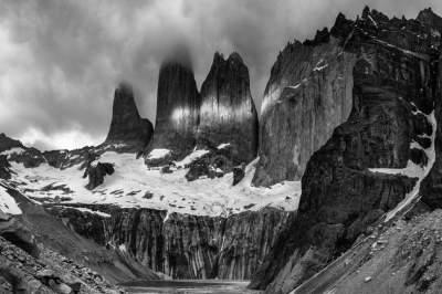 Красоту гор показали в черно-белых снимках. Фото