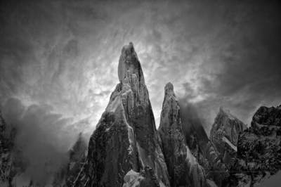 Красоту гор показали в черно-белых снимках. Фото