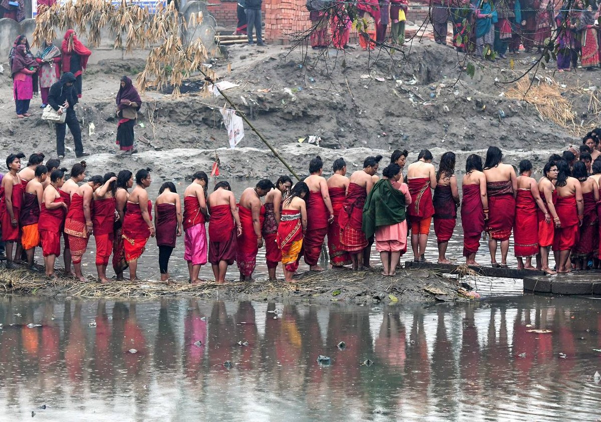 Священное купание в непальской реке Хануманте