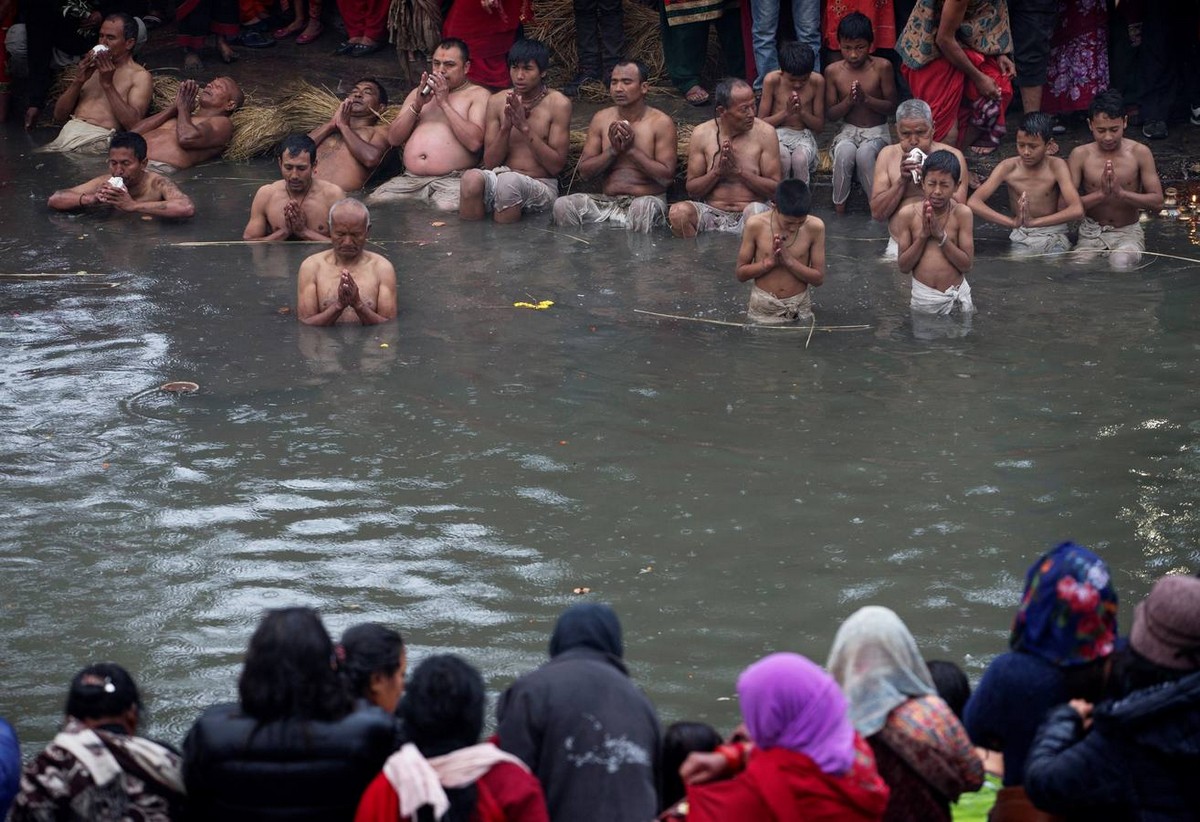 Священное купание в непальской реке Хануманте