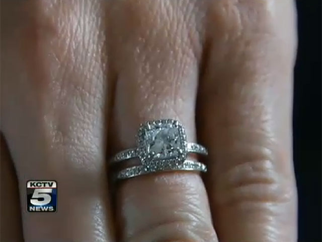 Бездомный вернул женщине потерявшееся кольцо с бриллиантом