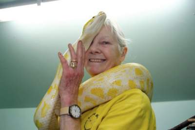 70-летняя британка стала «повелительницей змей». Фото