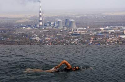 Умора: как бы выглядели модные бассейны с видом на российские пейзажи