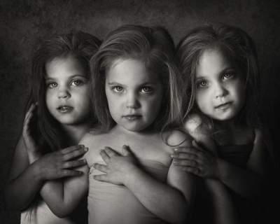 Мать оригинально показала, как растут ее дочки-тройняшки. Фото