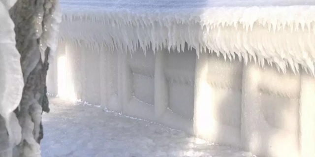 Пляжный домик под толстым слоем льда