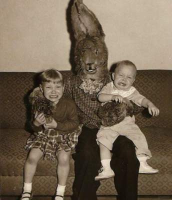 Снимки маленьких американцев с жуткими пасхальными кроликами. Фото