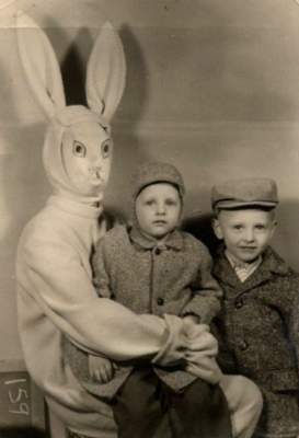 Снимки маленьких американцев с жуткими пасхальными кроликами. Фото