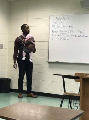 Сеть покорил профессор, ставший «няней» для малыша своего студента