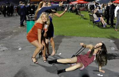 Как развлекается пьяная британская молодежь. Фото