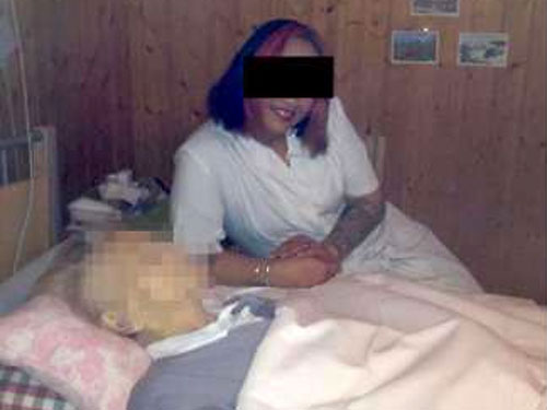 Повар швейцарского дома престарелых устроила фотосессию с трупом: "Угадайте, она спит или умерла?"