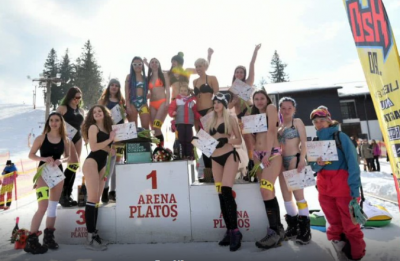 Девушки в бикини соревновались на румынском снегу. Фото