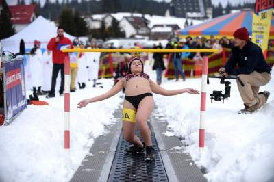 Девушки в бикини соревновались на румынском снегу. Фото