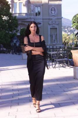 Элегантные черные платья Моники Беллуччи. Фото