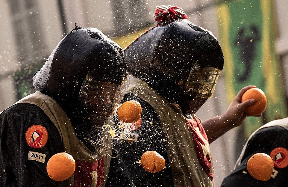 Ежегодная битва апельсинами в Италии