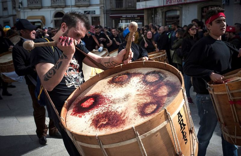 Испанский карнавал с пугающими масками и барабанщиками