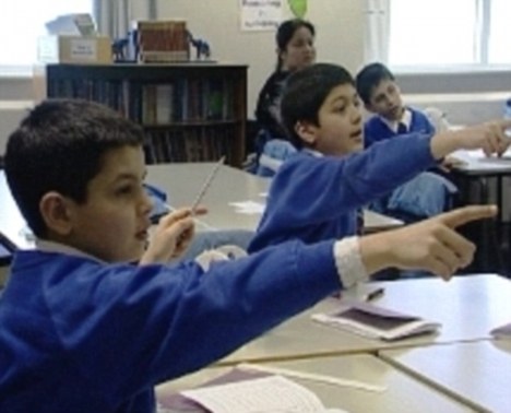 В Великобритании обнаружили школу,где ни один ученик не говорит по-английски