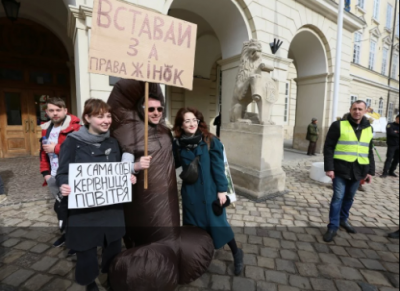 Во Львове мужчина в очень пикантном костюме ратовал за права женщин