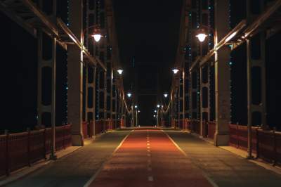 Как выглядит ночью киевский Пешеходный мост. Фото
