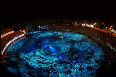 Подводные пещеры с искусственным освещением. Фото