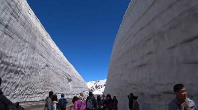 Фотограф показал самую снежную дорогу в мире. Фото