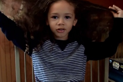 Трехлетний американец решил пожертвовать свои волосы лысым