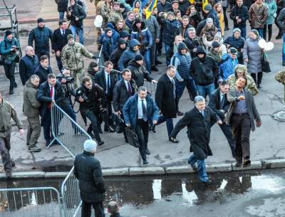 "Убегающий" с митинга Порошенко стал героем фотожаб