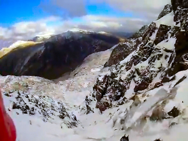 Британский альпинист сорвался с горы и снял на камеру своё стремительное 30-метровое падение